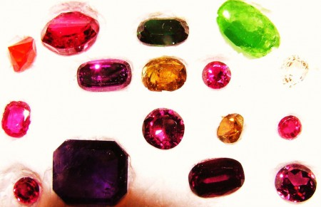 διάφοροι κομμένοι λίθοι 